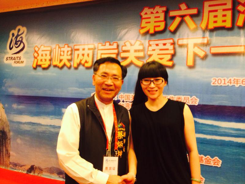 Kitty与台中市副市长蔡炳坤合影